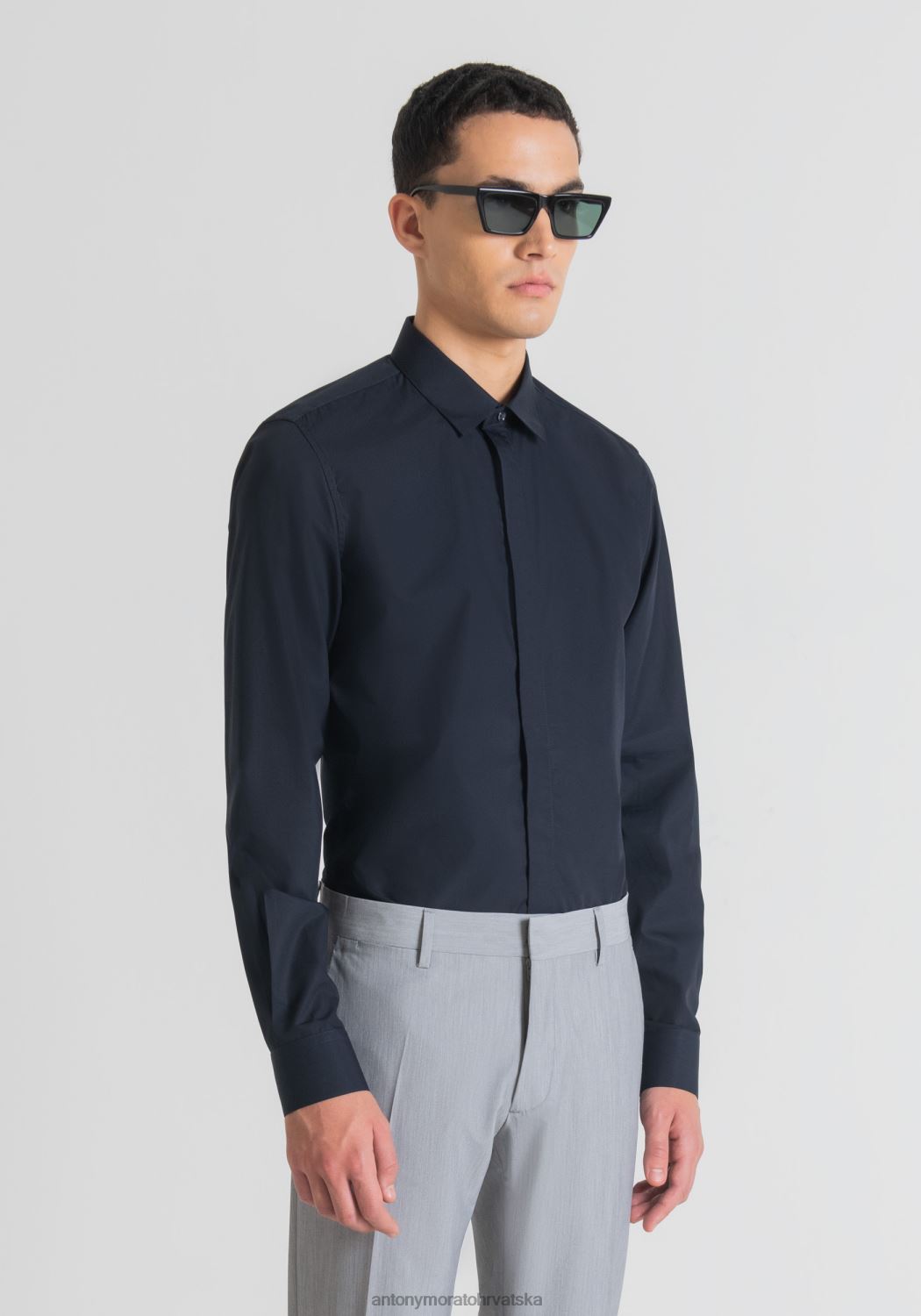 odjeća Antony Morato pamučna uska londonska košulja lakog glačanja sa skrivenim gumbima plava tinta muškarci L2H4F132