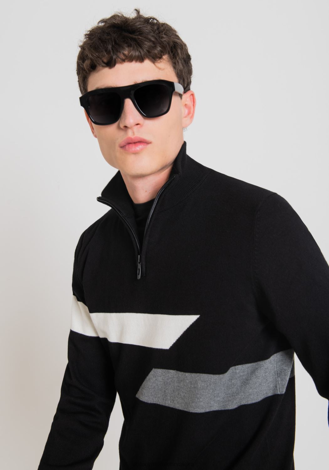 odjeća Antony Morato trenirka uskog kroja s visokim ovratnikom od rastezljive pređe s jacquard trakama crno muškarci L2H4F93